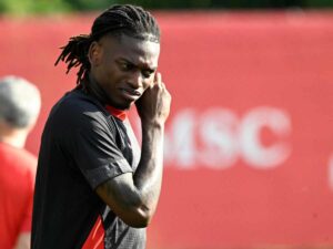 Rafael Leao perplesso nel corso di un allenamento del Milan