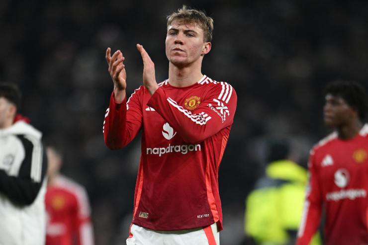 Rasmus Hojlund applaude