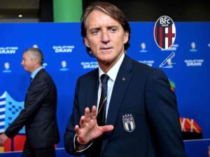Roberto Mancini con la giacca della Nazionale italiana e il logo del Bologna