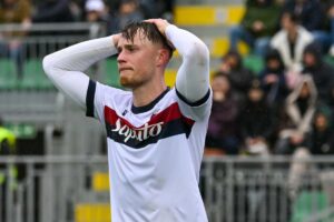 Sam Beukema con le mani tra i capelli