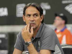 Simone Inzaghi con la polo dell'Al Hilal in una espressione pensierosa