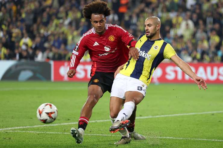 Sofyan Amrabat in azione con la maglia del Fenerbahce