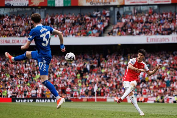 Takehiro Tomiyasu in azione con la maglia dell'Arsenal