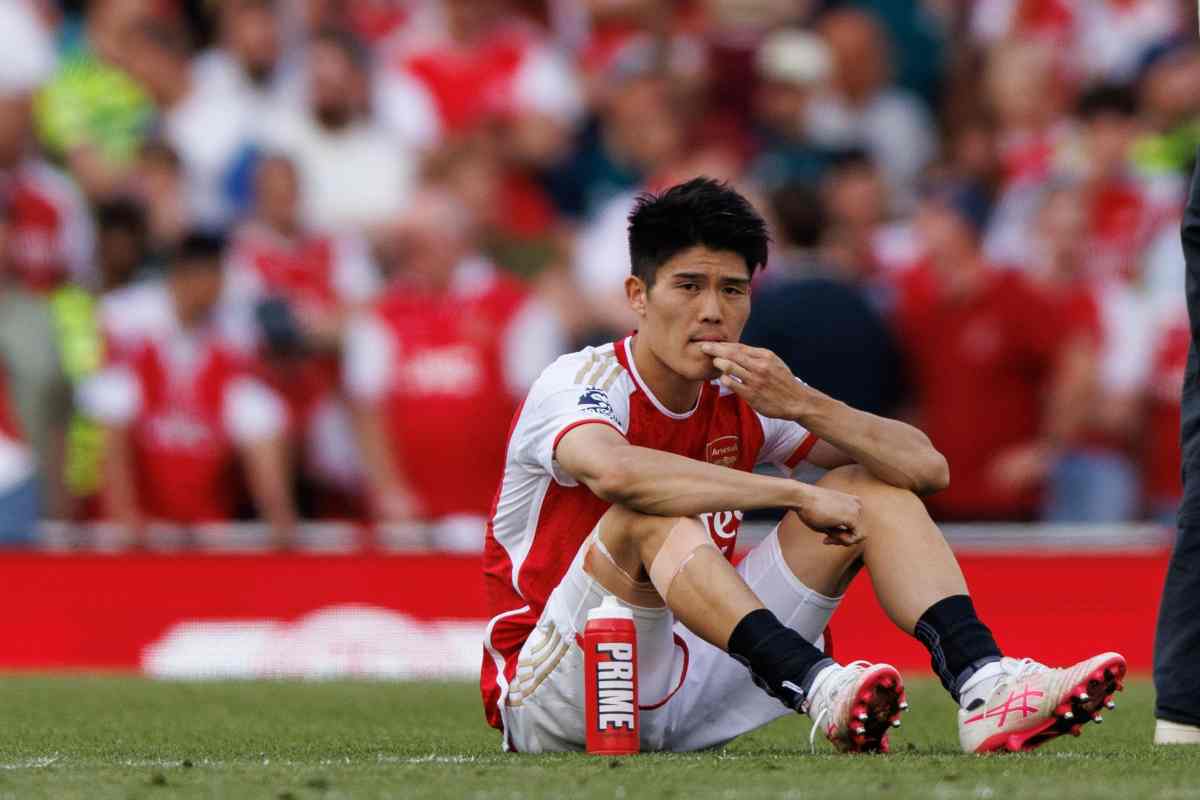 Takehiro Tomiyasu seduto a terra con la maglia dell'Arsenal