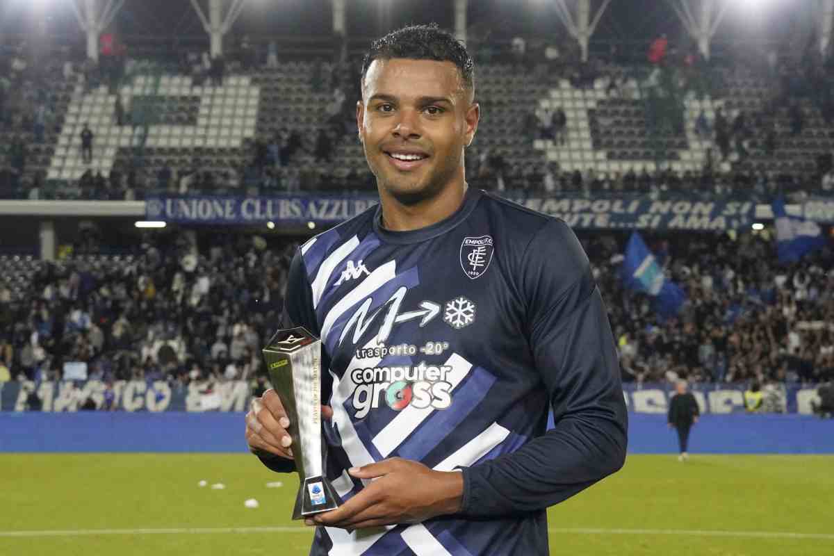 Tino Anjorin mostra il premio di MVP della partita