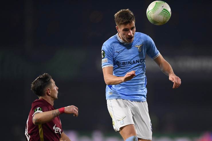 Toma Basic in azione con la maglia della Lazio