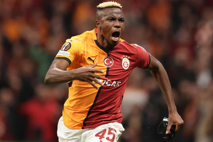 Victor Osimhen esulta