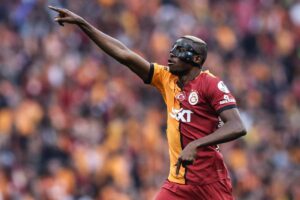 Victor Osimhen sembra indicare la strada