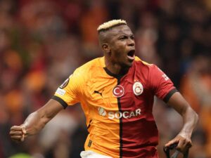 Victor Osimhen esulta dopo un gol con la maglia del Galatasaray