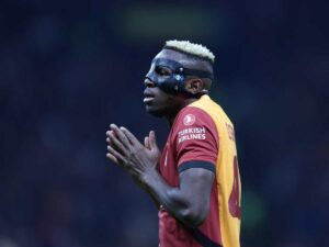 Victor Osimhen perplesso con le mani giunte