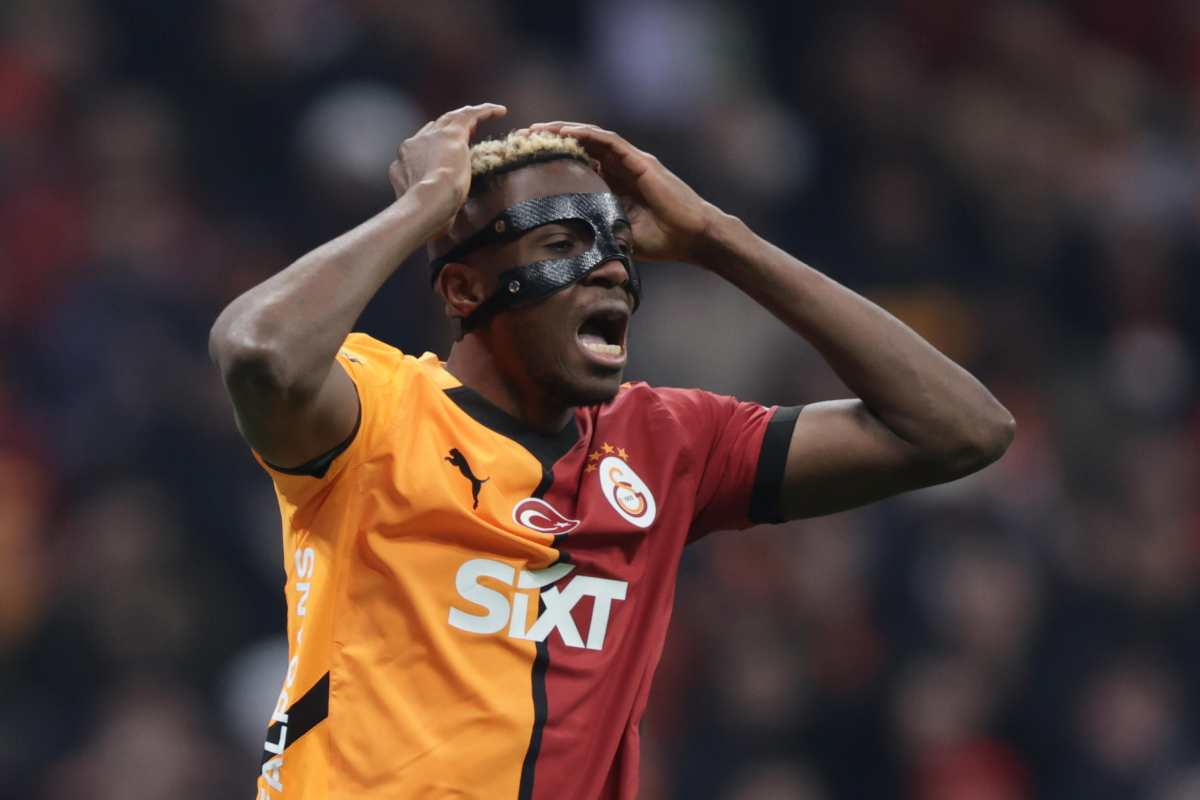 Victor Osimhen si dispera 