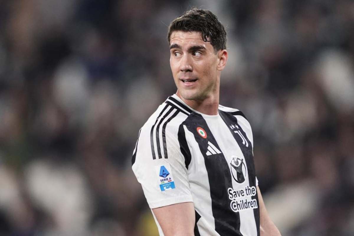 Vlahovic al Milan sposta gli equilibri, Allegri in corsa per lo scudetto: pronta l’offerta ufficiale Vlahovic al Milan sposta gli equilibri, Allegri in corsa per lo scudetto: pronta l’offerta ufficiale