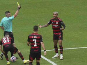 Wesley França con la maglia del Flamengo mentre prende un cartellino giallo