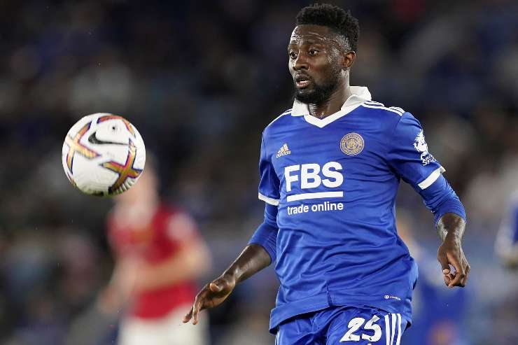 Wilfred Ndidi in azione con la maglia del Leicester
