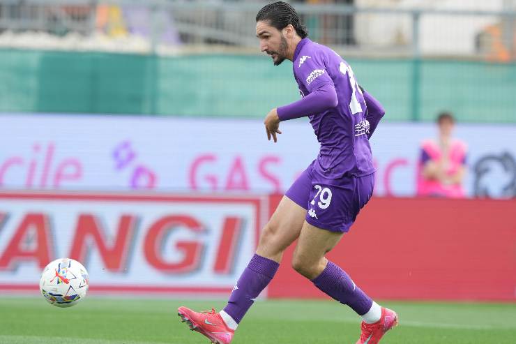 Yacine Adli con la maglia della Fiorentina nella scorsa stagione
