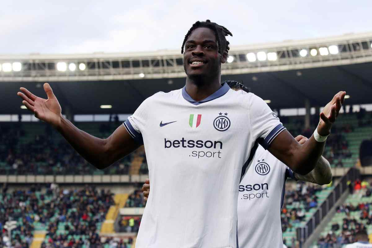 Yann Bisseck esulta a braccia aperte