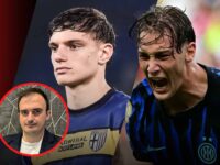 Giocatori e il giornalista sportivo Mario Tramo