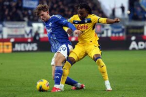 Ademola Lookman in azione contro il Como