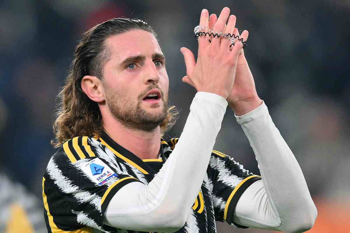 Adrien Rabiot applaude i tifosi con la maglia della Juventus