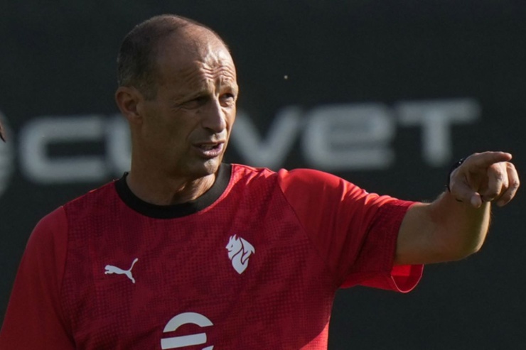 Allegri in primo piano dà indicazioni in campo