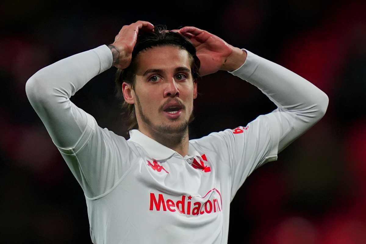 Andrea Colpani con la maglia della Fiorentina e con le mani nei capelli, sconvolto