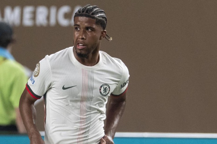 Andrey Santos in campo con il Chelsea