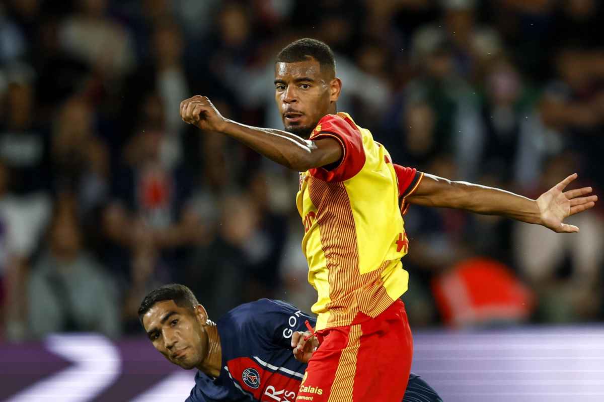 Andy Diouf del Lens in azione contro Hakimi