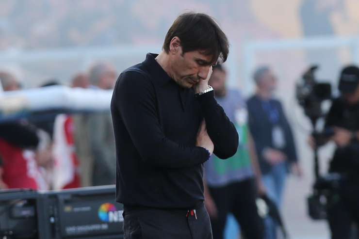 Antonio Conte pensieroso