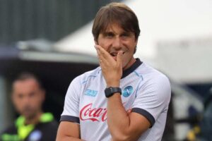 Antonio Conte pensieroso