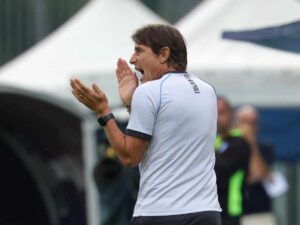 Antonio Conte applaude i suoi calciatori durante un'amichevole a Castel Di Sangro