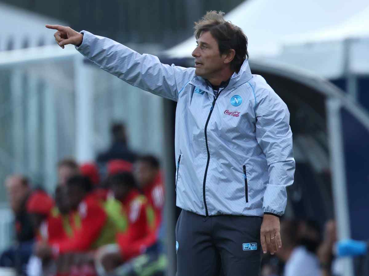Antonio Conte dà indicazioni dalla panchina nel corso dell'amichevole a Castel Di Sangro col Brest