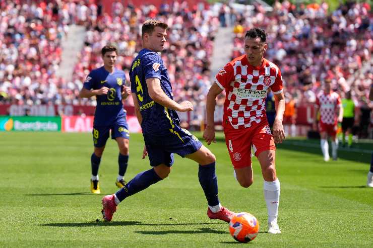 Arnau Martinez in azione contro l'Atletico Madrid