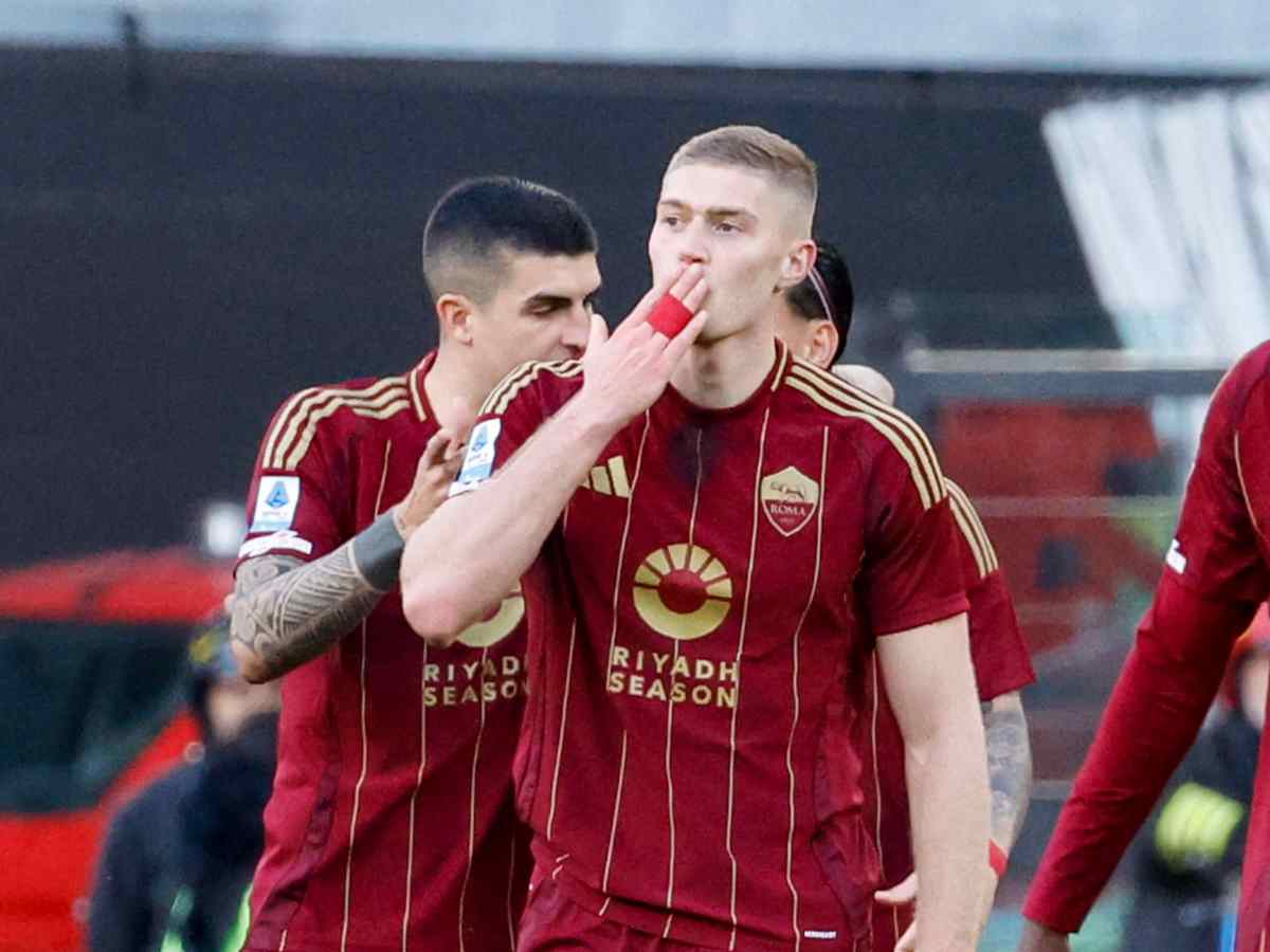Artem Dovbyk manda un bacio ai tifosi dopo un gol con la Roma