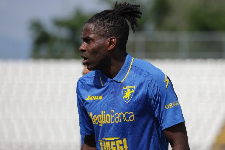 Caleb Okoli con la maglia del Frosinone