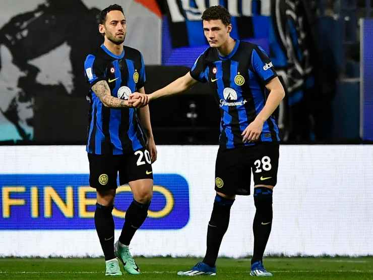 Calhanoglu e Pavard si danno la mano durante una partita dell'Inter