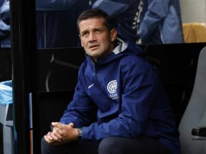 Christian Chivu guarda in alto con uno sguardo perplesso