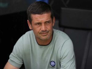 primo piano dell'allenatore dell'Inter Christian Chivu con uno sguardo preoccupato