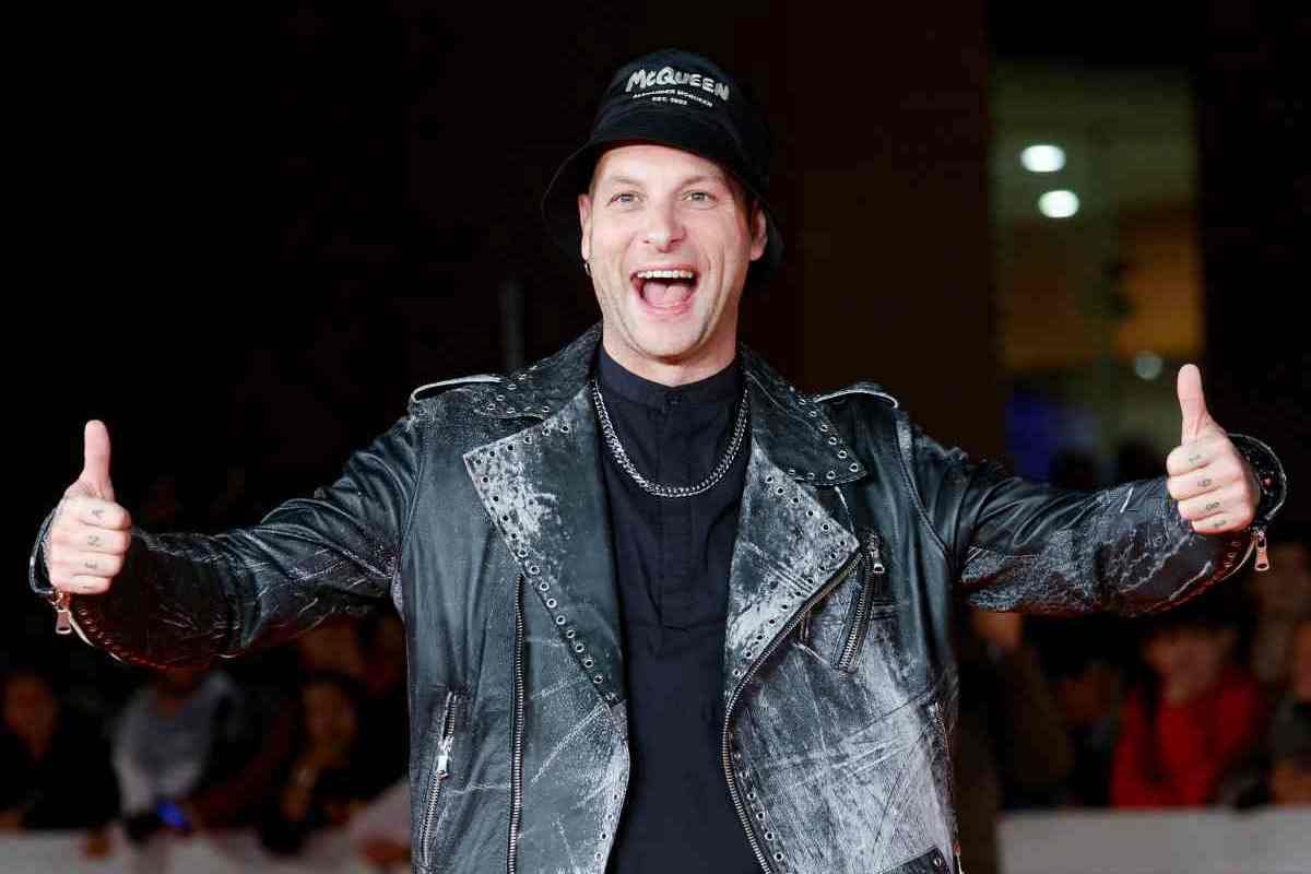 il rapper Clementino sorridente con i pollici alti