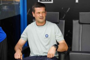 Cristian Chivu tecnico dell'Inter con aria pensierosa