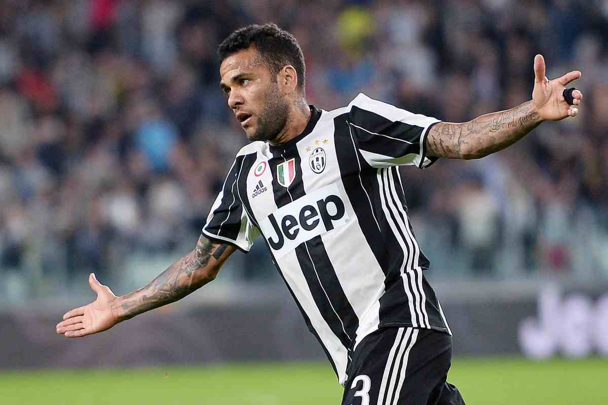  Dani Alves esulta con la maglia della Juventus 