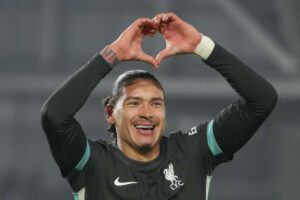 Darwin Nunez in primo piano esulta con le mani a forma di cuore
