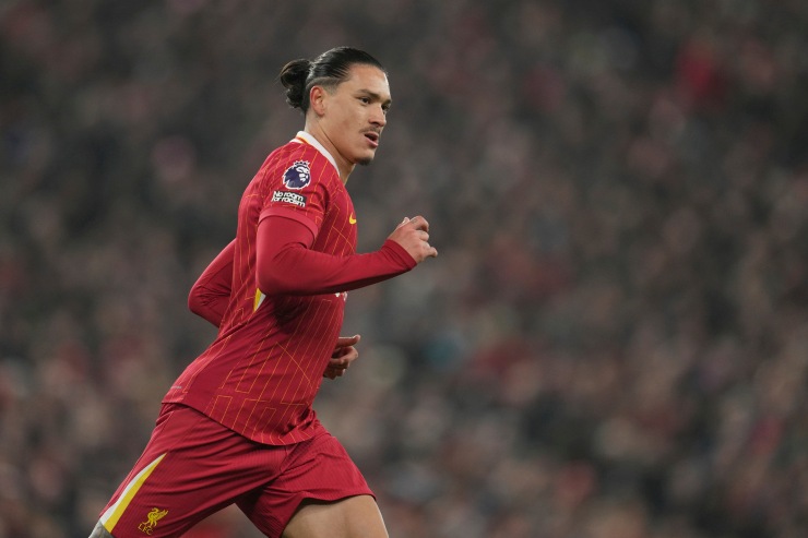 Nunez in campo con la maglia del Liverpool mentre corre 