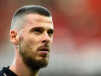 un primissimo piano di David De Gea che guarda in avanti con uno sguardo intenso