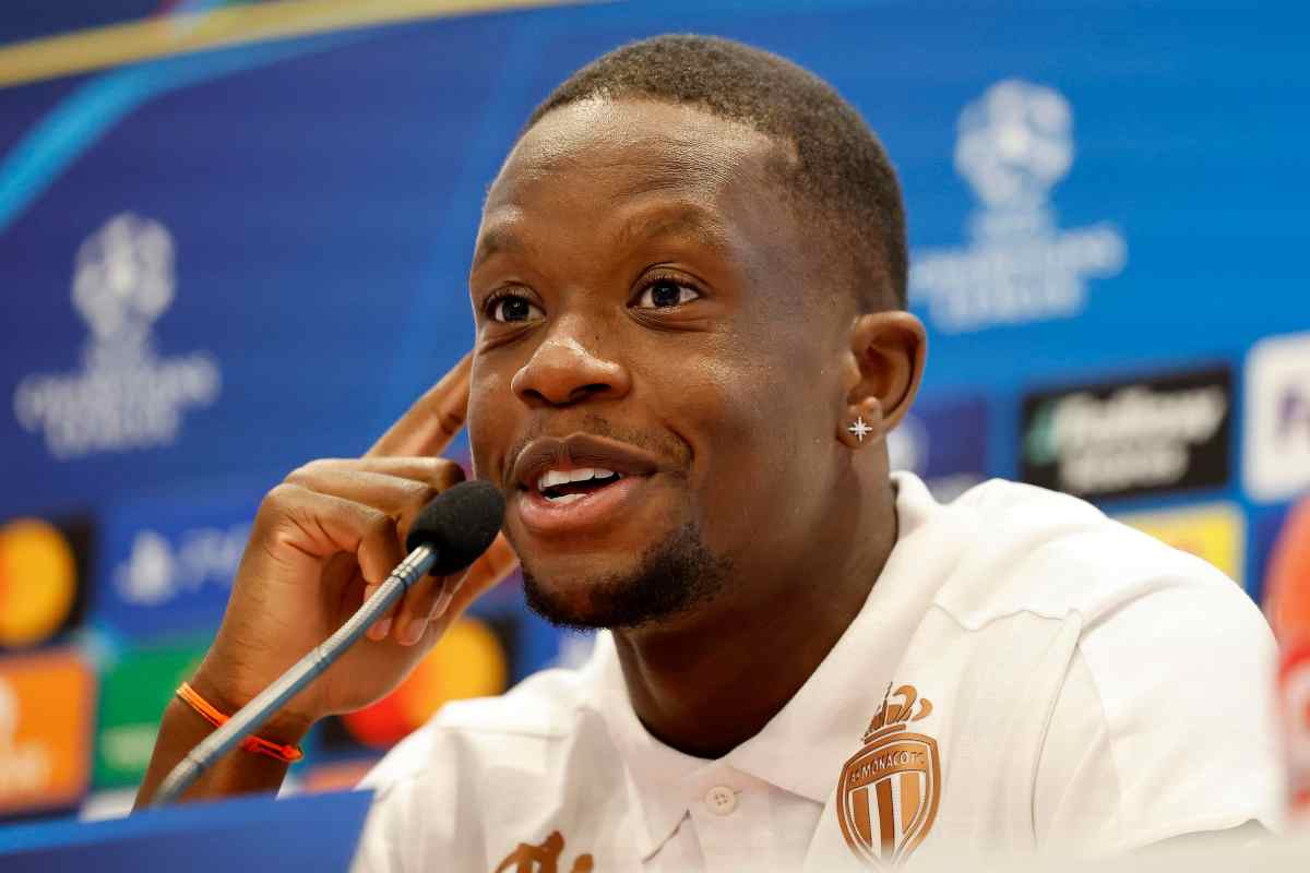 Denis Zakaria sorridente in conferenza stampa con il Monaco