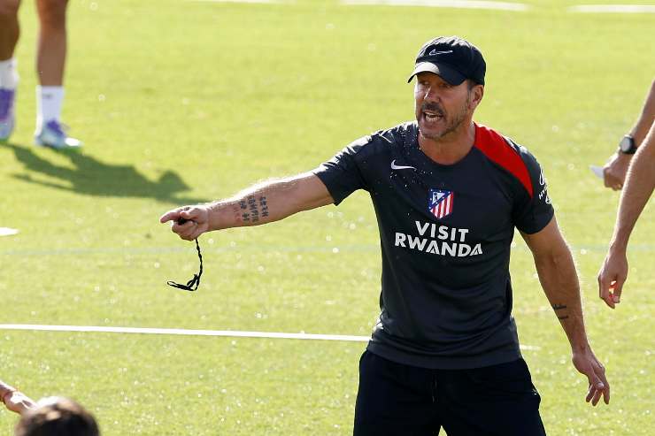 Diego Simeone dà indicazioni in allenamento