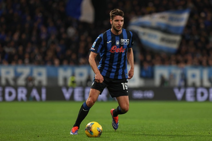 Djimsiti in campo mentre controlla il pallone in maglia Atalanta 