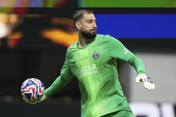 Donnarumma in campo lancia il pallone con la mano destra