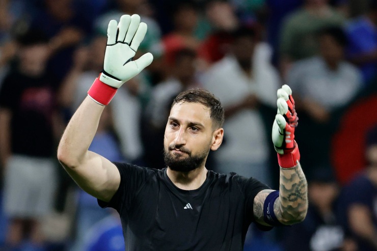 Donnarumma applaude in campo 