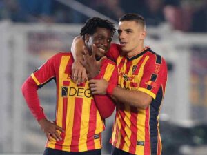 Dorgu e Krstovic insieme abbracciati con la maglia del Lecce