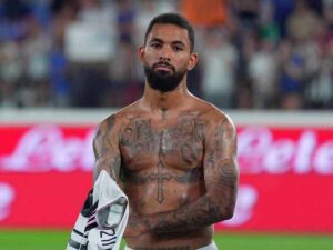 Douglas Luiz si toglie la maglietta della Juventus